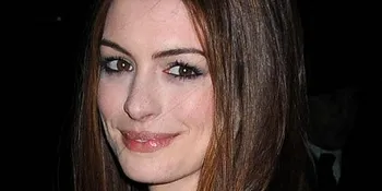 Anne Hathaway Janji Tak Akan Jadi Juru Bicara Ricky Gervais