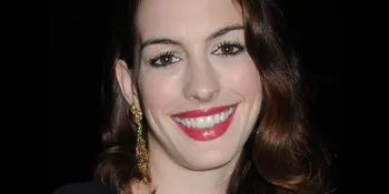 James Franco - Anne Hathaway Saling 'Tertarik'