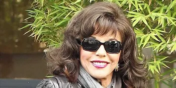 Gaun Kesempitan, Joan Collins Masuk Rumah Sakit