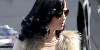 Selamatkan Pernikahan, Katy Perry Tinggal di Pesawat