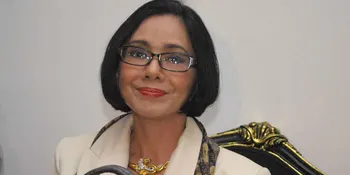 Moerdiono Bantah Cerai Demi Poppy Dharsono