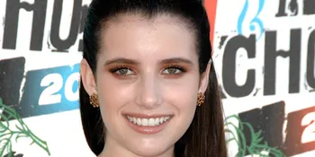 Disangka Nebeng, Emma Roberts Gencar Unjuk Gigi