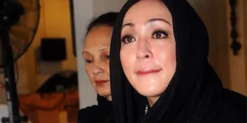 Angelina Sondakh Bagi-Bagi Buku Adjie Massaid