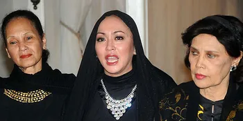 Kenang Suami, Angelina Sondakh Cium Baju Adjie