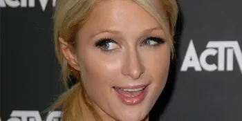 Tidak Diundang, Paris Hilton Putus Asa