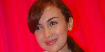 Rianti Cartwright Usahakan Segar Tanpa Make Up