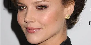 Abbie Cornish Terselamatkan Hair Extension