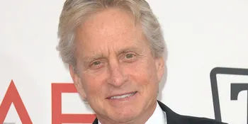 Gila! Matt Damon dan Michael Douglas Ciuman?