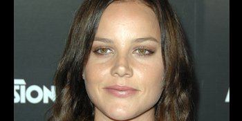 Abbie Cornish Masih Patah Hati