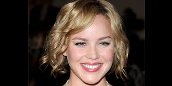 Abbie Cornish Gunakan Buaya Untuk Atasi Masalah 'Ranjang'