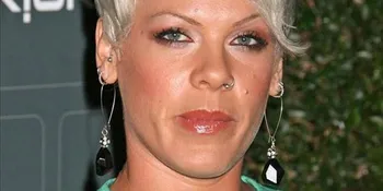 Hamil, Pink Jatuh Dari Tangga