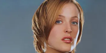 Wah! Gillian Anderson Ternyata Sering Demam Panggung!