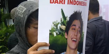 Para Pendemo Tabur Bunga Untuk Miller