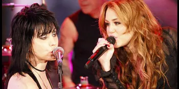 Wow! Miley Cyrus Duet Bareng Joan Jett!