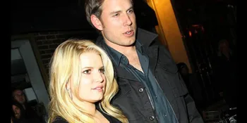Gaun Pengantin Jessica Simpson 'Terbuka di Dada'
