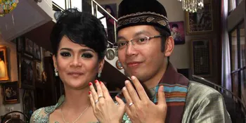 Akizz Sematkan Cincin Putih Untuk Shezy Idris