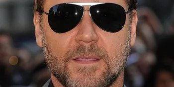 Russell Crowe Mulai Geser ke Belakang Kamera?