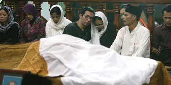 Ayahanda Indra Herlambang Dimakamkan Usai Shalat Jumat