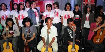 Rolling Stone Bagikan 1000 Gitar Untuk Anak Indonesia