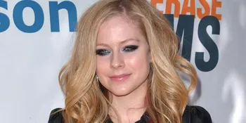 Demi Avril Lavigne, Penonton Rela Bolos Kerja