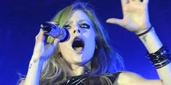 Momo Geisha Kurang Puas Nonton Konser Avril