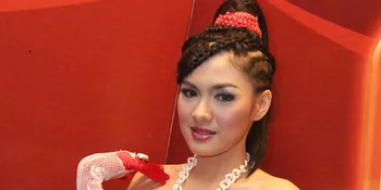 Vicky Shu Desain Sendiri Kostum Panggung