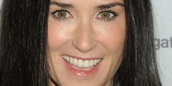 Demi Moore Mulai Menggoda Alex Pettyfer