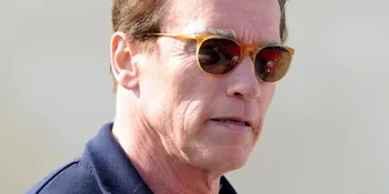 Arnold Schwarzenegger Juga Hamili Pramugari Pribadi?