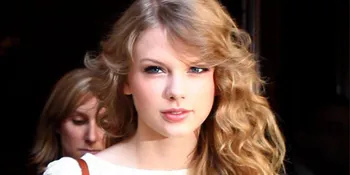 Taylor Swift Dikejar Tornado