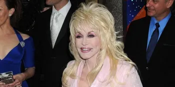 Ha? Dolly Parton Sama Sekali Tak Mirip Dolly Parton?