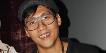 Nugie Grogi Pegang Pistol