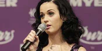 Katy Perry Selalu Berdoa Sebelum Tampil