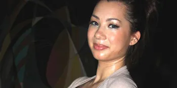 Jennifer Bachdim Beraksi di Lapangan Bulutangkis