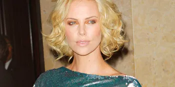 Pangeran Harry - Charlize Theron Pacaran?