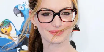 Ups, Anne Hathaway Robek Celana Catwoman!