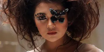 Indah Dewi Pertiwi Dikerubungi Kupu-Kupu di Klip Baru