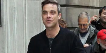 Ups, Robbie Williams Tak Sengaja Pamer 'Anu'-nya!