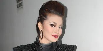 Gigi Gingsul Buat Fitri Carlina Mudah Dikenal