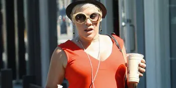 Pink Berang Gara-Gara Paparazzi 'Buru' Bayinya