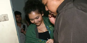 Saat Ditangkap Putri Ari Sigit Sedang Main Ipad