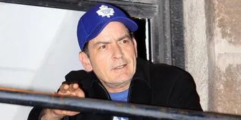 Lagi-Lagi, Charlie Ditinggal Wanita Seksi