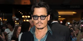 Johnny Depp Ngerock Abis di Panggung Alice Cooper