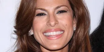 Promosi Parfum Eva Mendes Malah Pamer Vokal