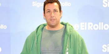 Adam Sandler Mendadak Jadi Drakula