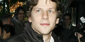 Jesse Eisenberg Lebih Suka Yang Kecil