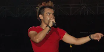 Judika Gebrak Medan Dengan Mohawk Merah