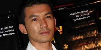 Rio Dewanto Beli Buku Demi Akting