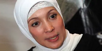Berjilbab, Henidar Amroe Buang Perhitungan Duniawi