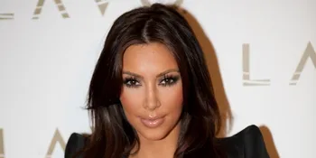 Kim Kardashian Mulai Kecanduan Kacamata