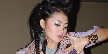 Indah Dewi Pertiwi Tunjang Penampilan Dengan Aksesoris